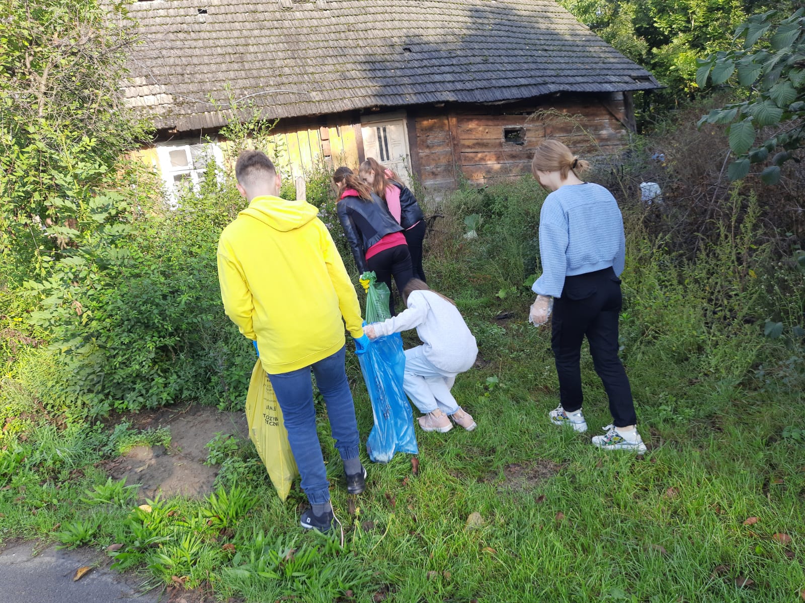 Uczniowie sprzątają śmieci