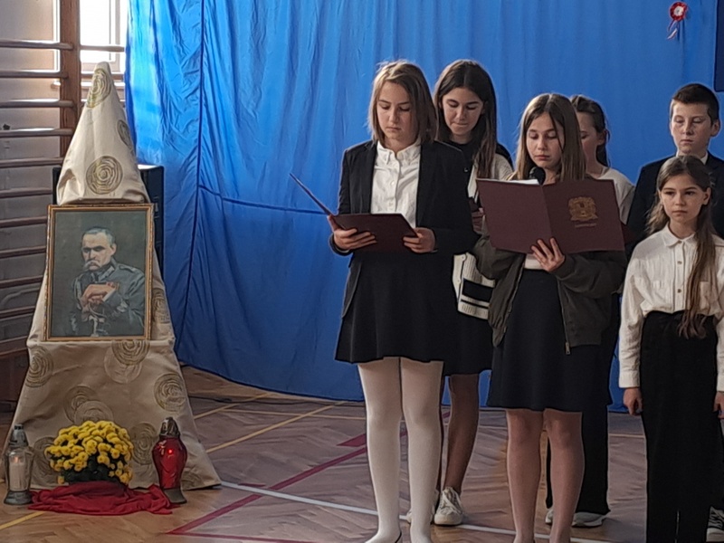 Święto Niepodległości upamiętniliśmy montażem słowno-muzycznym przygotowanym przez uczniów klas IV-VII.
