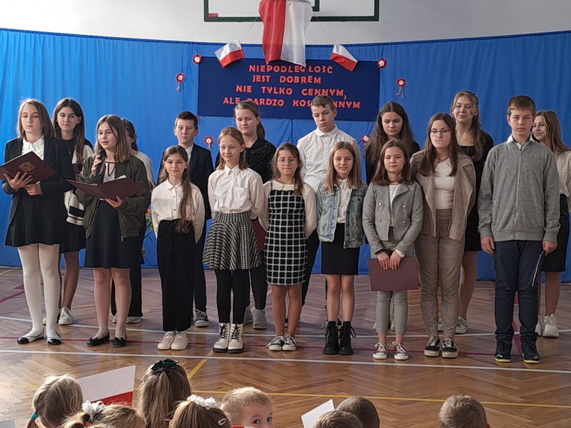 Święto Niepodległości upamiętniliśmy montażem słowno-muzycznym przygotowanym przez uczniów klas IV-VII.