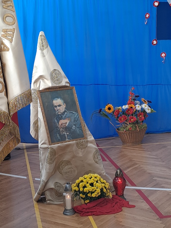 Święto Niepodległości upamiętniliśmy montażem słowno-muzycznym przygotowanym przez uczniów klas IV-VII.