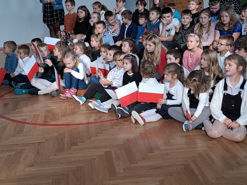 Święto Niepodległości upamiętniliśmy montażem słowno-muzycznym przygotowanym przez uczniów klas IV-VII.