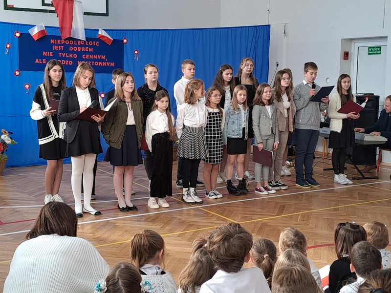 Święto Niepodległości upamiętniliśmy montażem słowno-muzycznym przygotowanym przez uczniów klas IV-VII.
