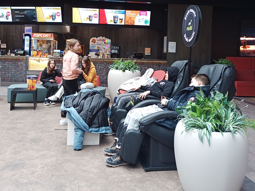 uczniowie w Kinie Na Biegunach