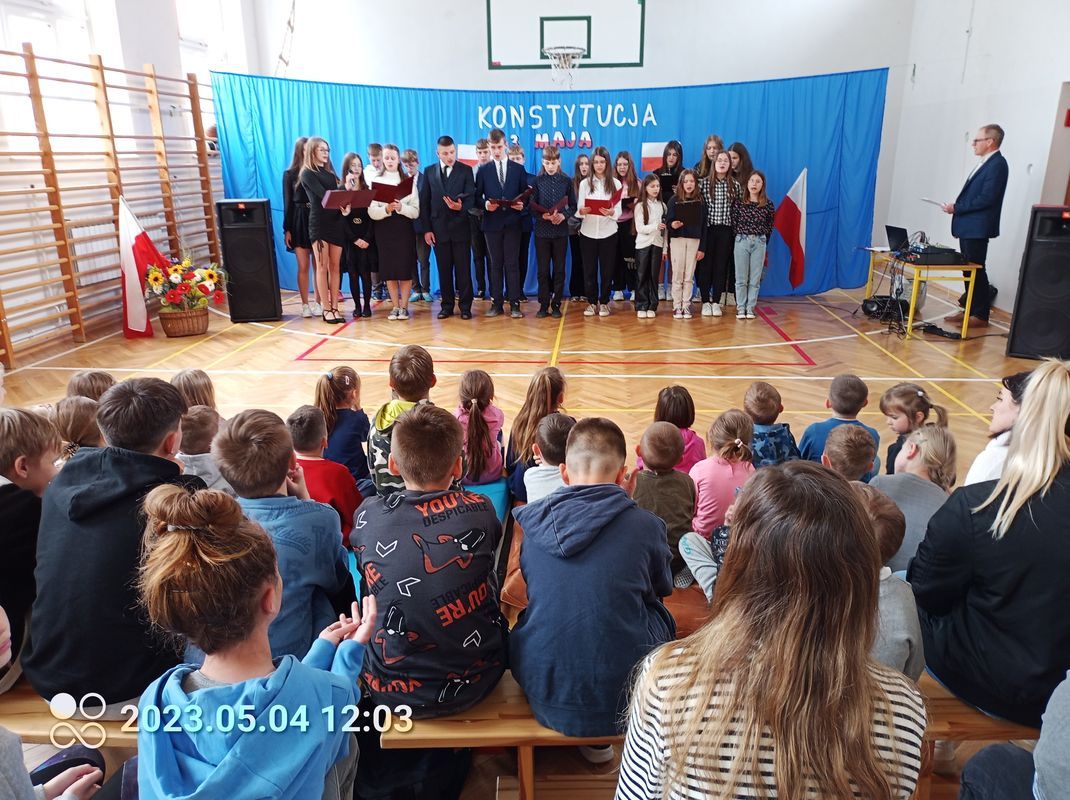 Uczniowie na apelu
