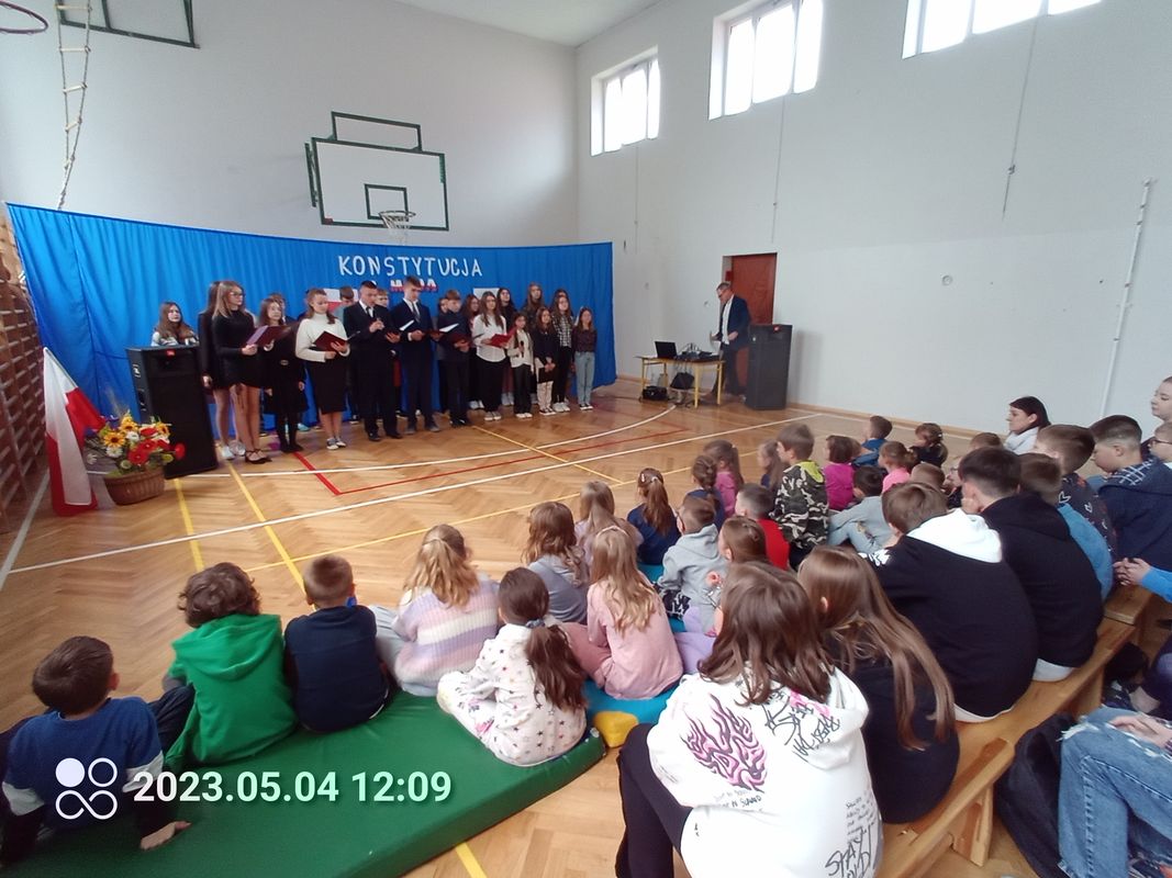 Uczniowie na apelu