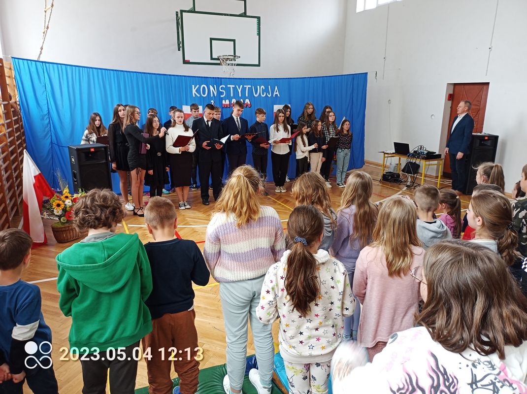 Uczniowie na apelu