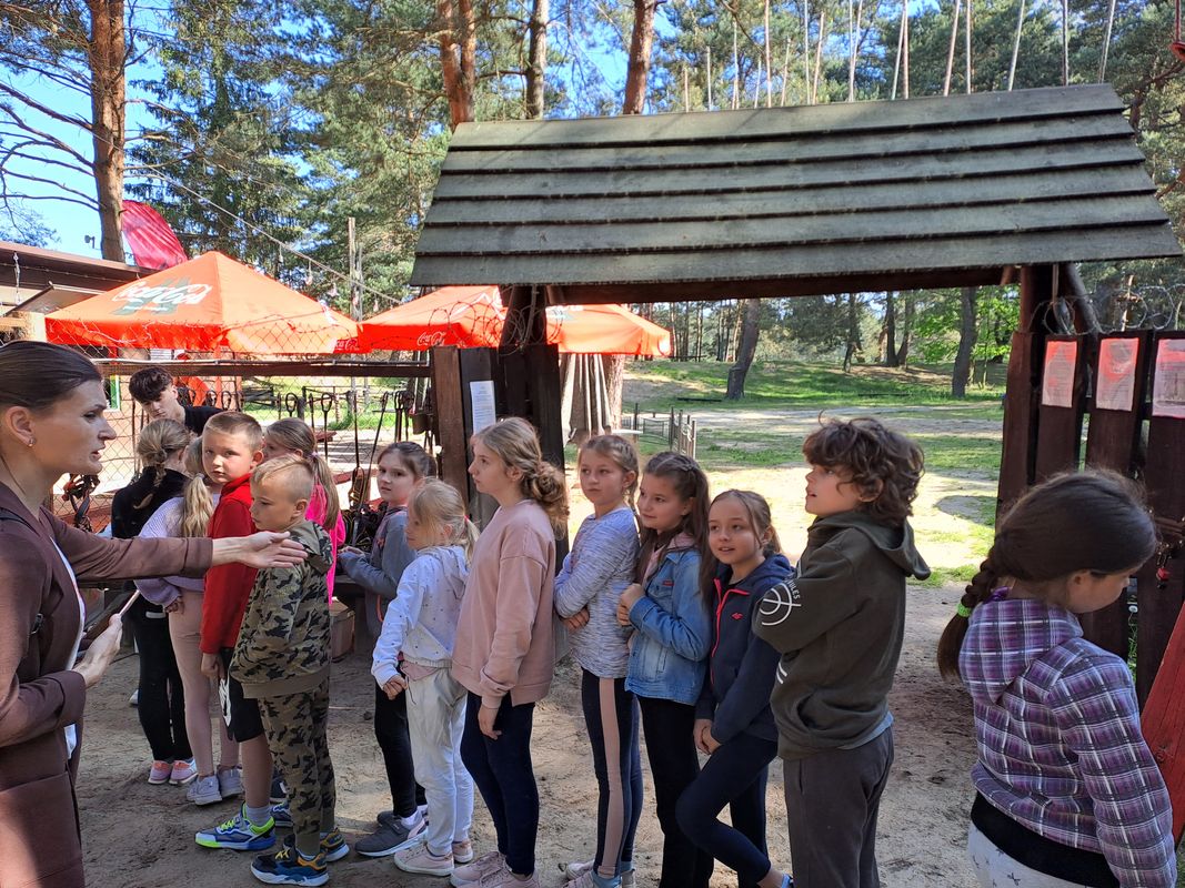 Uczniowie klas I-III w parku linowym