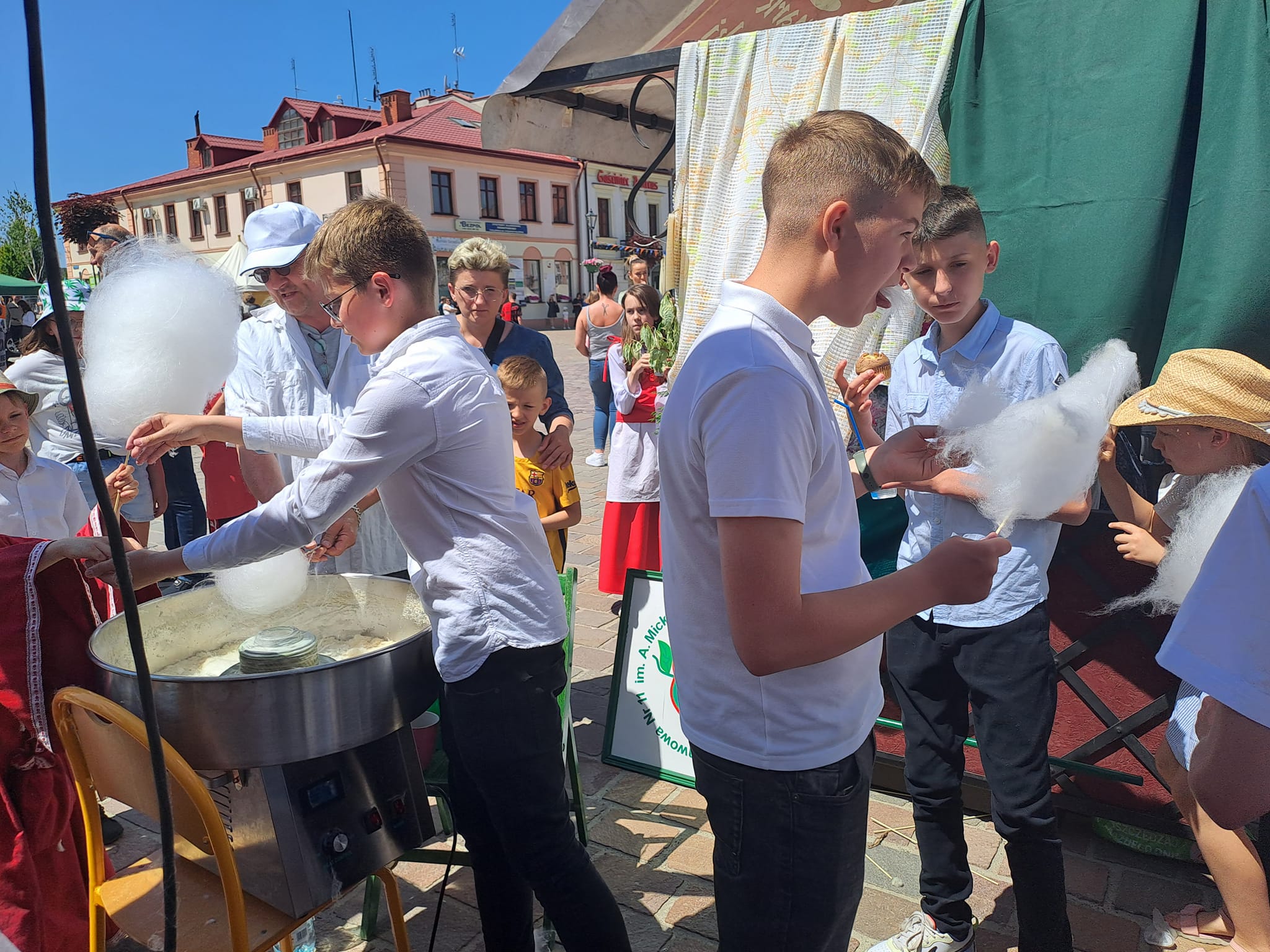 uczniowie na jarosławskim rynku