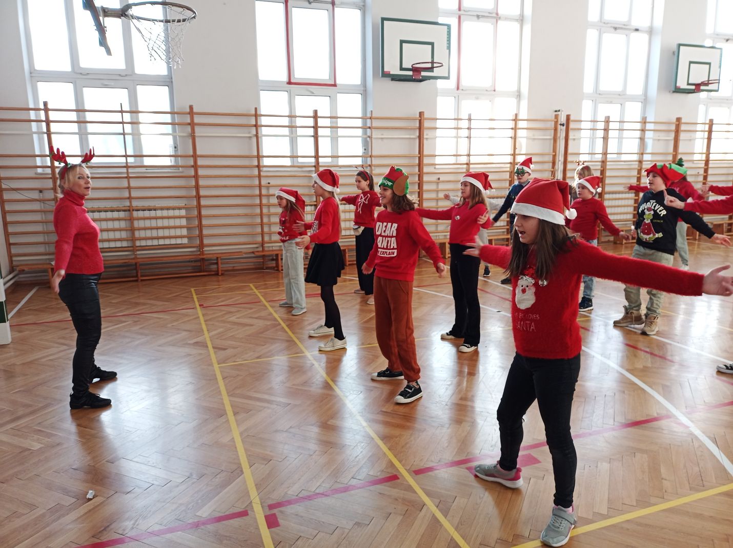 nasi uczniowie odtańczyli zumbę mikołajkową 