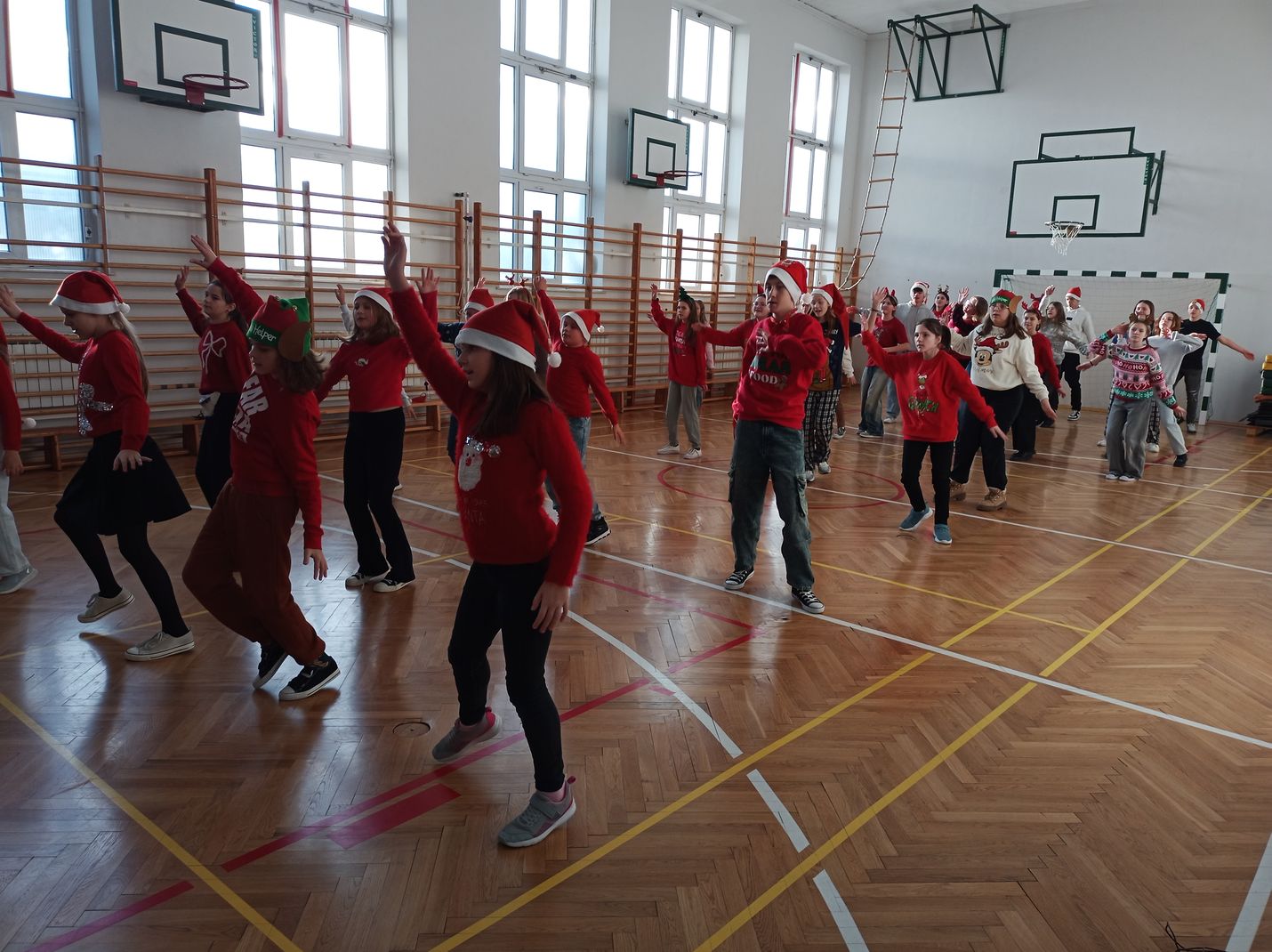 nasi uczniowie odtańczyli zumbę mikołajkową 