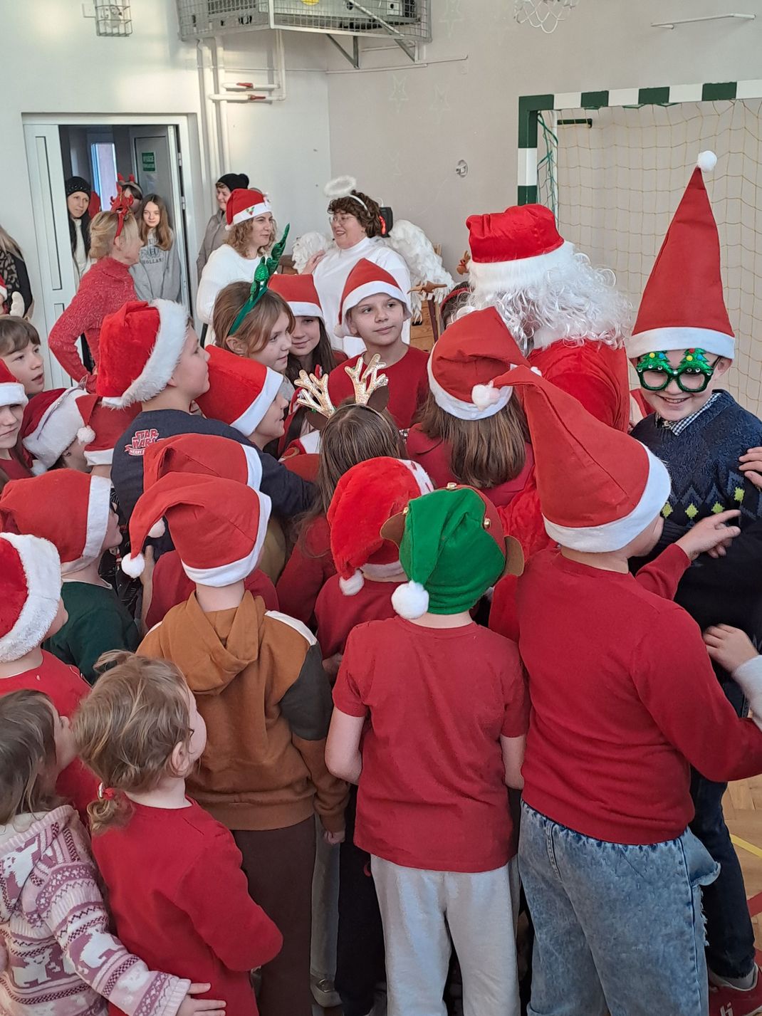 nasi uczniowie odtańczyli zumbę mikołajkową 