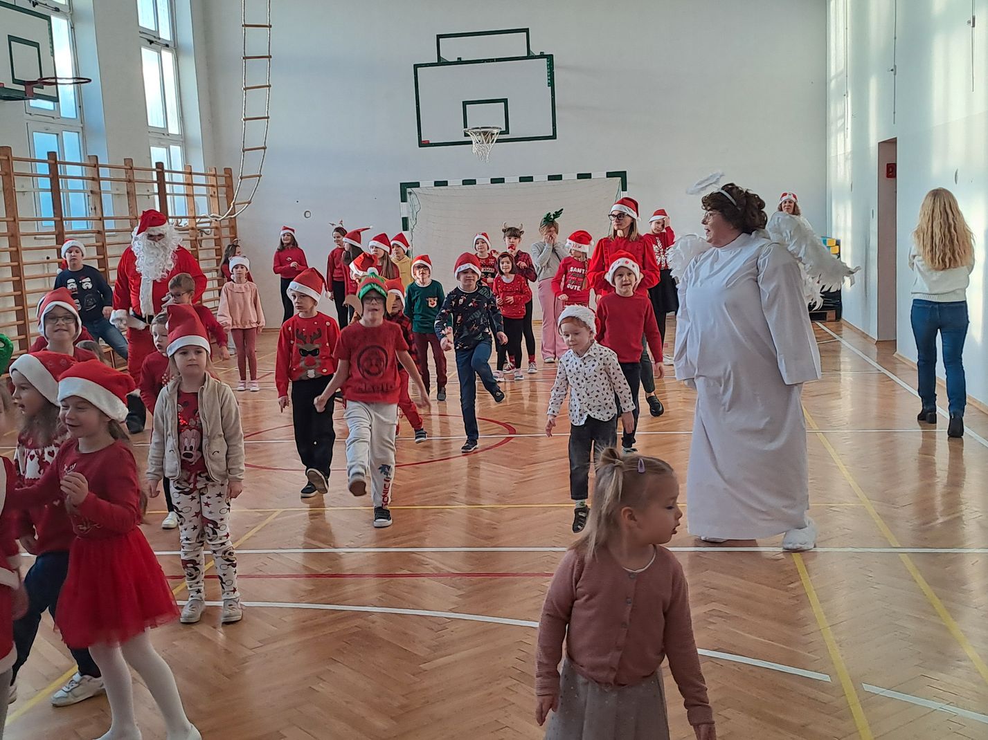 nasi uczniowie odtańczyli zumbę mikołajkową 