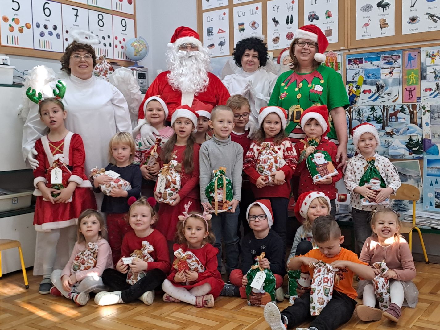 nasi uczniowie odtańczyli zumbę mikołajkową 