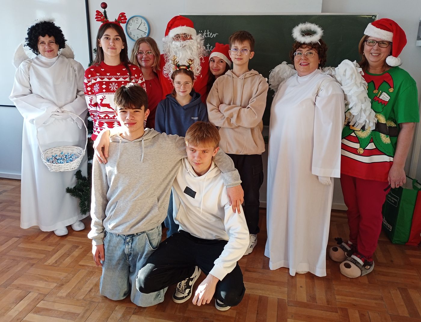 nasi uczniowie odtańczyli zumbę mikołajkową 